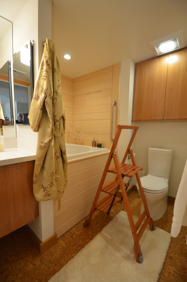 Foto de cuarto de baño principal asiático con armarios con paneles lisos, puertas de armario grises, bañera japonesa, sanitario de una pieza y paredes beige