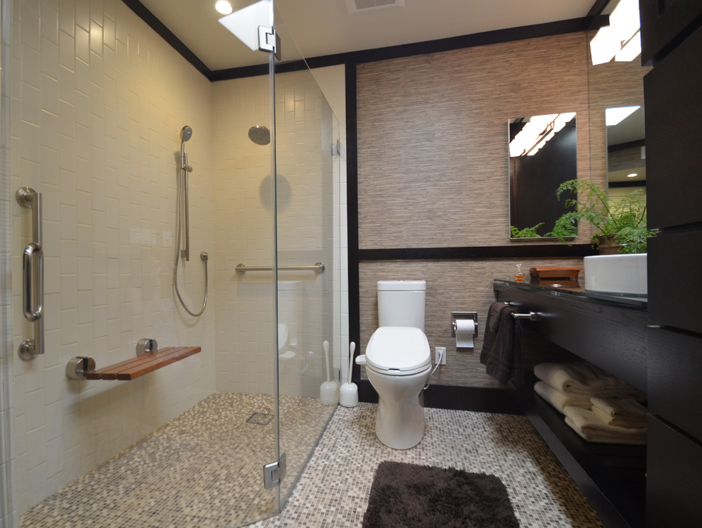Idées déco pour une salle de bain principale asiatique avec un placard à porte shaker, des portes de placard noires, une douche à l'italienne, un mur beige et une vasque.