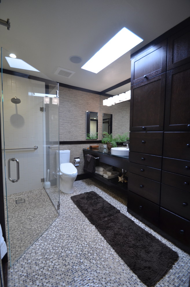 Ispirazione per una stanza da bagno padronale etnica con ante in stile shaker, ante nere, doccia a filo pavimento, pareti beige e lavabo a bacinella