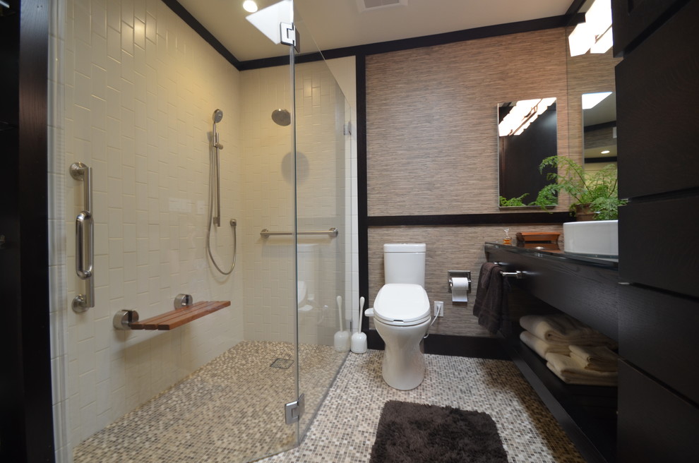Diseño de cuarto de baño principal asiático con armarios estilo shaker, puertas de armario negras, ducha a ras de suelo, paredes beige y lavabo sobreencimera