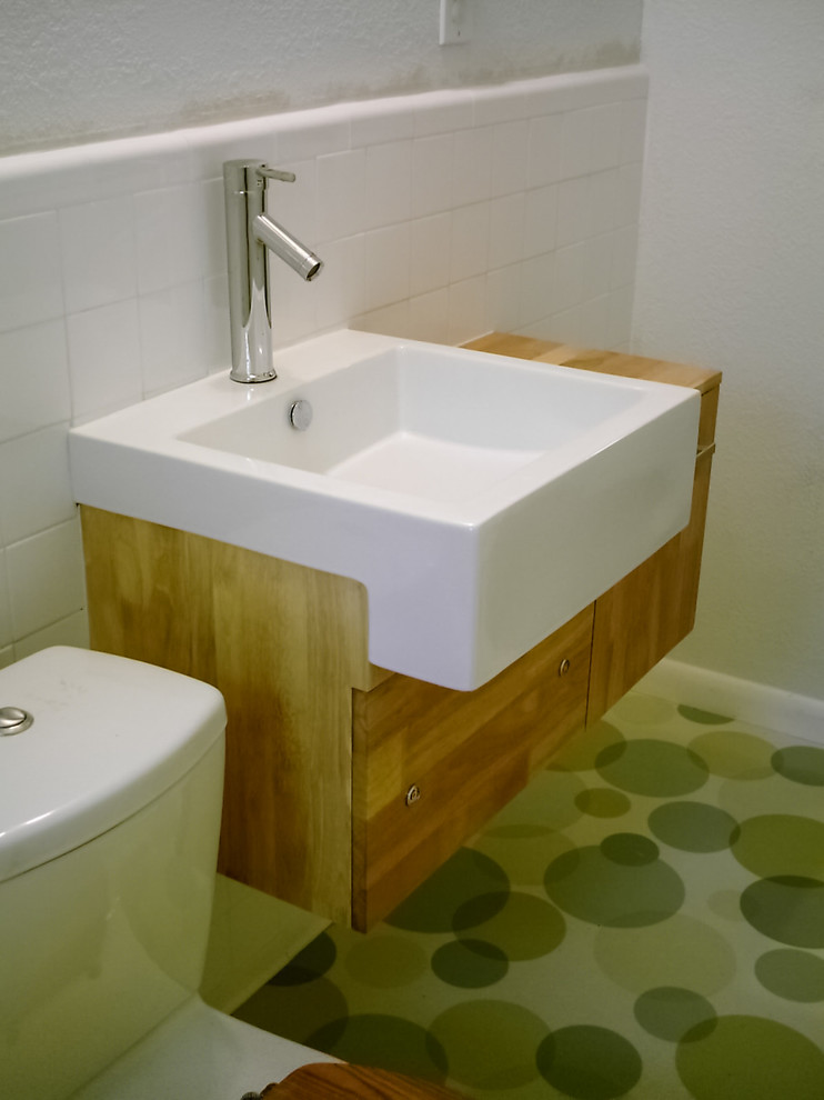 Idéer för ett mellanstort modernt badrum med dusch, med vit kakel, vita väggar, skåp i ljust trä, keramikplattor, vinylgolv, ett väggmonterat handfat och träbänkskiva