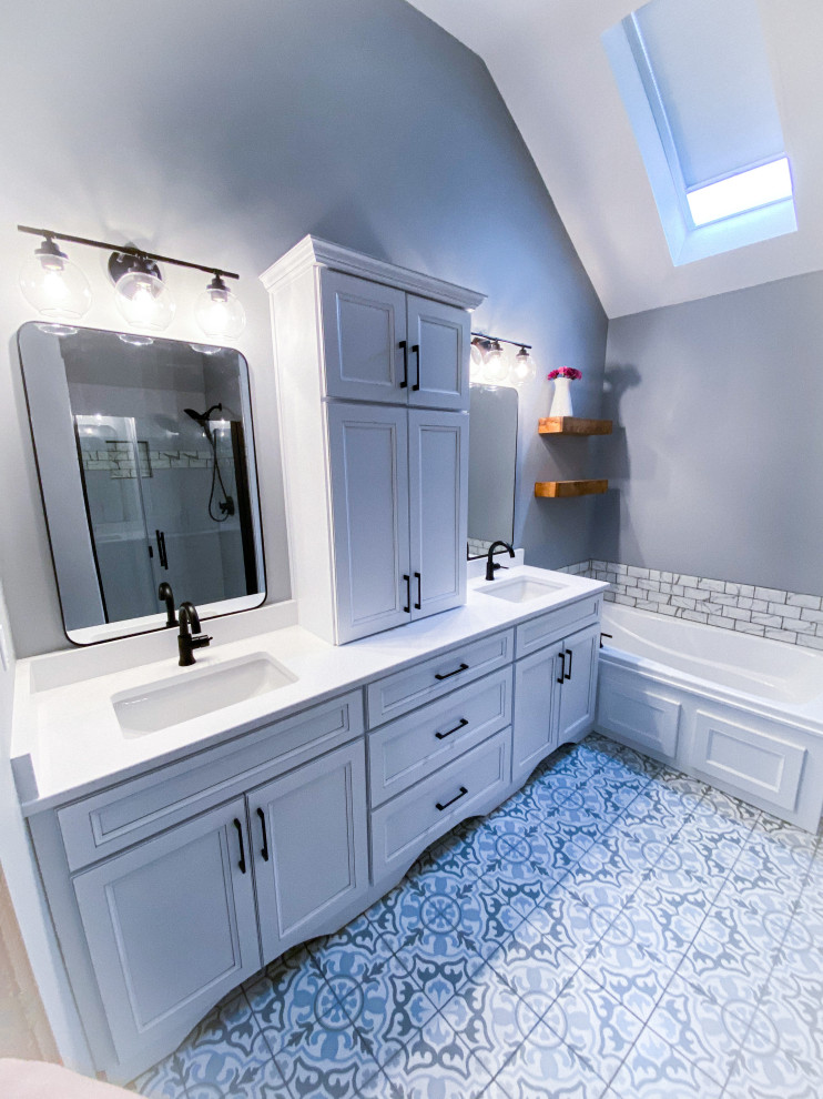 На фото: маленькая главная ванная комната в стиле шебби-шик с фасадами с утопленной филенкой, белыми фасадами, накладной ванной, открытым душем, раздельным унитазом, серой плиткой, мраморной плиткой, серыми стенами, полом из керамогранита, врезной раковиной, столешницей из искусственного кварца, разноцветным полом, душем с распашными дверями, белой столешницей, тумбой под две раковины и встроенной тумбой для на участке и в саду с