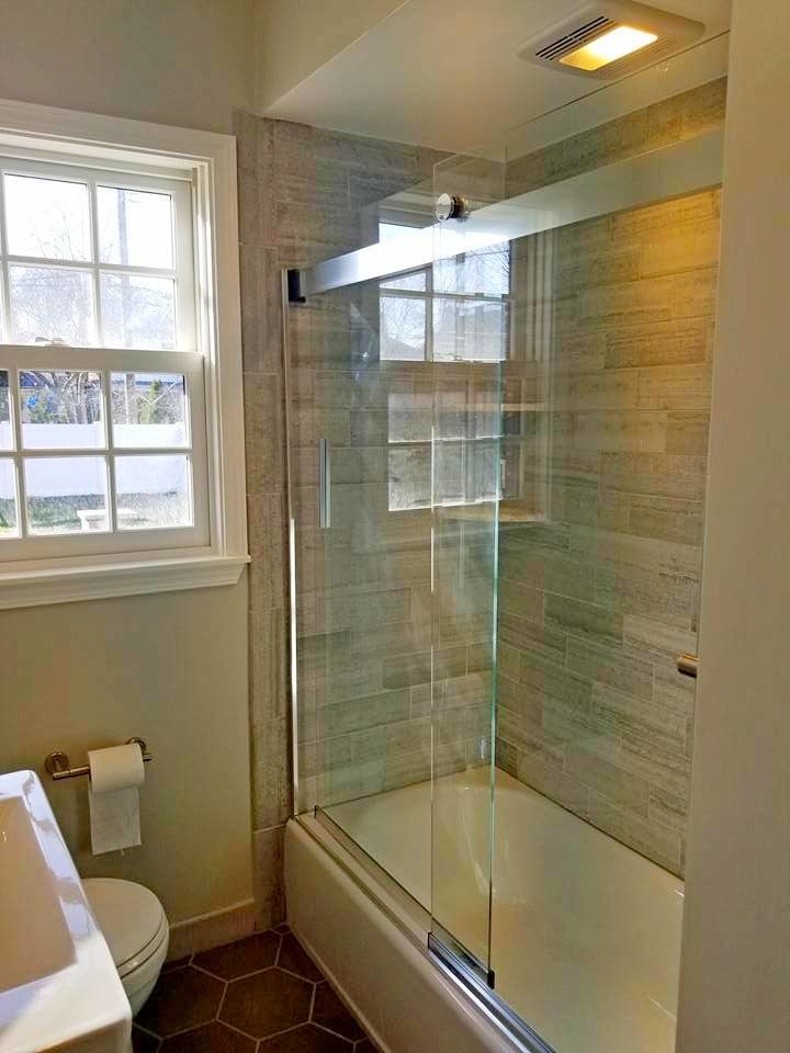 Réalisation d'une douche en alcôve minimaliste de taille moyenne avec une baignoire posée, WC séparés, un mur gris, un sol en carrelage de céramique, un lavabo de ferme, un sol beige et une cabine de douche à porte coulissante.