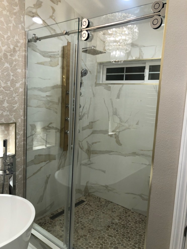 Idee per una stanza da bagno padronale chic con vasca freestanding, doccia alcova, piastrelle beige, piastrelle bianche, piastrelle di marmo e porta doccia scorrevole