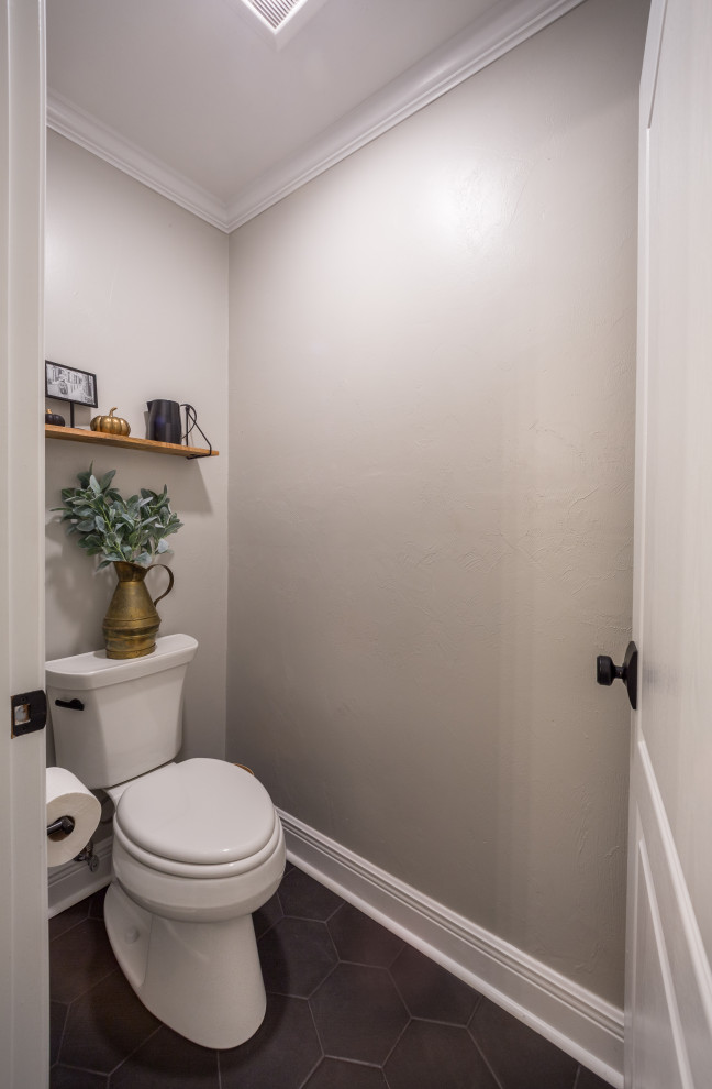 Exempel på ett mellanstort klassiskt vit vitt toalett, med luckor med infälld panel, skåp i mellenmörkt trä, en toalettstol med separat cisternkåpa, vit kakel, keramikplattor, beige väggar, mosaikgolv, ett integrerad handfat, granitbänkskiva och svart golv