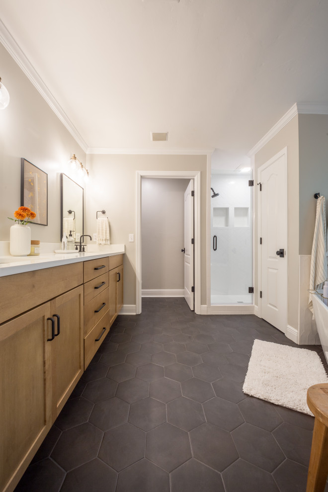 Exempel på ett mellanstort klassiskt vit vitt en-suite badrum, med luckor med infälld panel, skåp i mellenmörkt trä, ett fristående badkar, en dusch i en alkov, vit kakel, keramikplattor, beige väggar, mosaikgolv, ett integrerad handfat, granitbänkskiva, svart golv och dusch med gångjärnsdörr