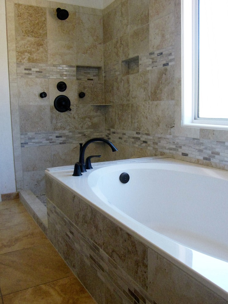 Пример оригинального дизайна: главная ванная комната среднего размера в классическом стиле с накладной ванной, открытым душем, унитазом-моноблоком, бежевой плиткой, коричневой плиткой, керамической плиткой, бежевыми стенами и полом из керамической плитки