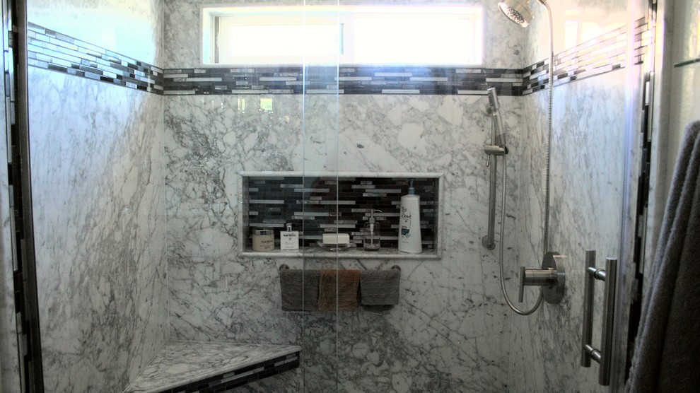Foto di una stanza da bagno classica di medie dimensioni con doccia alcova, piastrelle nere, piastrelle grigie, piastrelle bianche e lastra di pietra