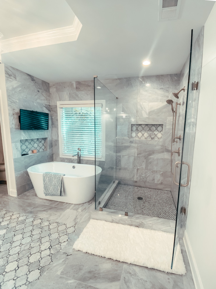 Пример оригинального дизайна: большая главная ванная комната с фасадами с выступающей филенкой, белыми фасадами, отдельно стоящей ванной, угловым душем, унитазом-моноблоком, серой плиткой, керамогранитной плиткой, серыми стенами, полом из керамогранита, врезной раковиной, столешницей из кварцита, серым полом, душем с распашными дверями, серой столешницей, нишей, тумбой под одну раковину, напольной тумбой и многоуровневым потолком