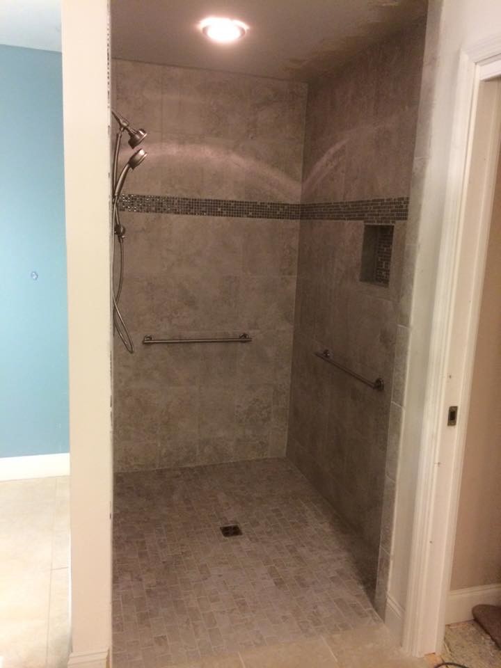 Esempio di una stanza da bagno padronale classica di medie dimensioni con doccia ad angolo, piastrelle grigie e piastrelle in gres porcellanato