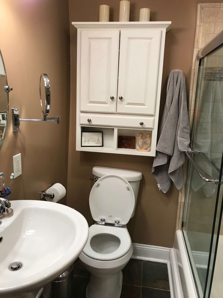 На фото: маленькая ванная комната в стиле неоклассика (современная классика) с белыми фасадами, полновстраиваемой ванной, душем над ванной, унитазом-моноблоком, бежевой плиткой, плиткой из травертина, бежевыми стенами, полом из сланца, душевой кабиной, консольной раковиной, стеклянной столешницей, коричневым полом, душем с раздвижными дверями, белой столешницей, нишей, тумбой под одну раковину, встроенной тумбой, панелями на части стены и фасадами в стиле шейкер для на участке и в саду