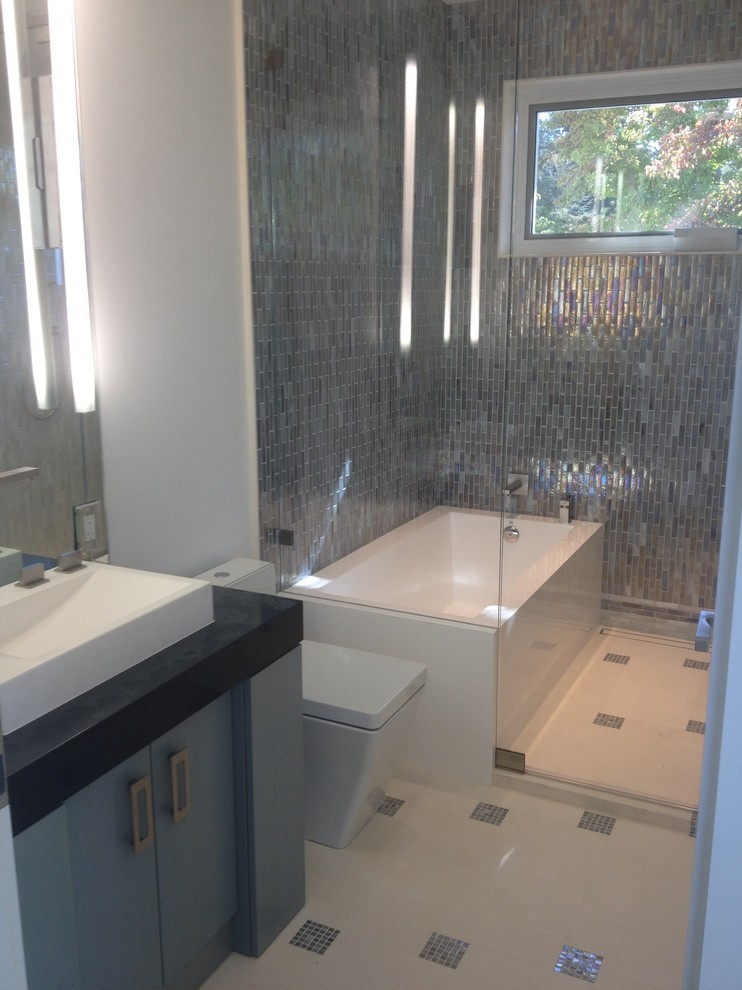 Imagen de cuarto de baño contemporáneo con sanitario de una pieza