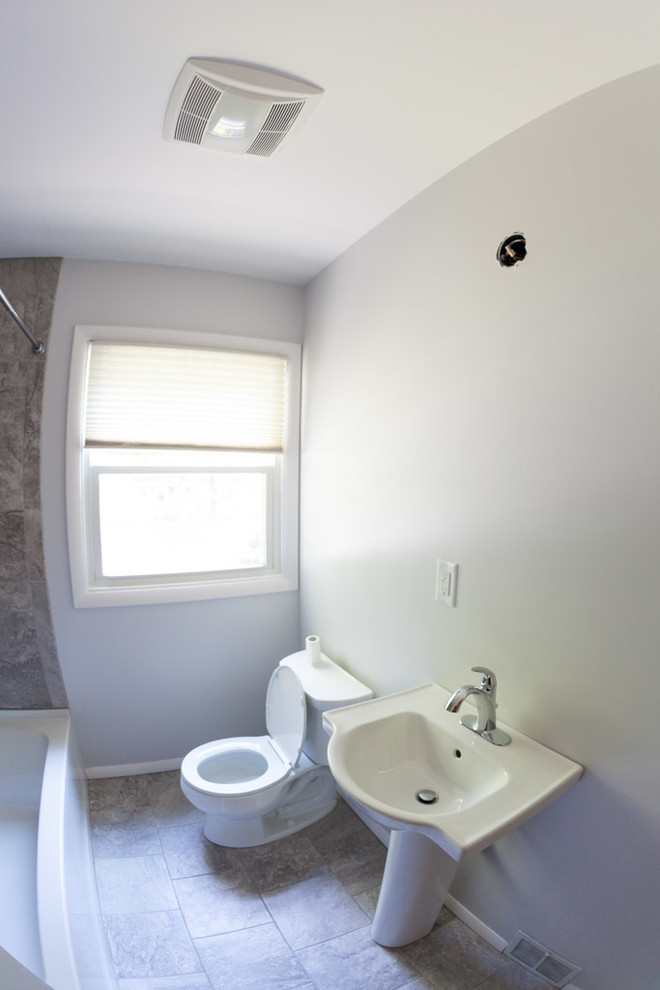 Стильный дизайн: маленькая главная ванная комната в современном стиле с ванной в нише, душем в нише, раздельным унитазом, серой плиткой, керамической плиткой, серыми стенами, полом из керамической плитки и раковиной с пьедесталом для на участке и в саду - последний тренд