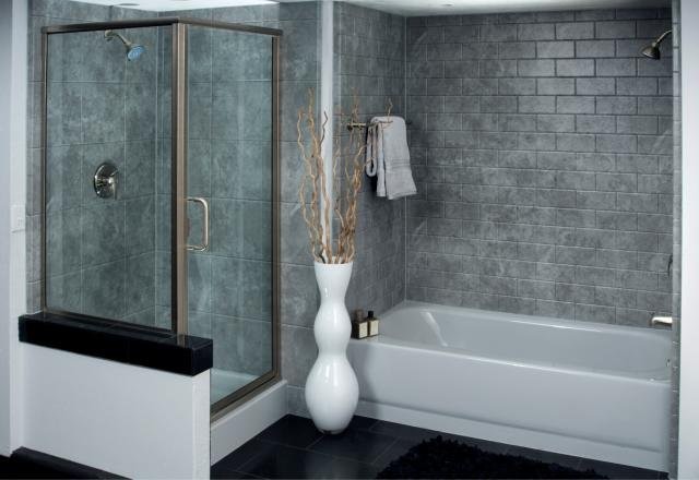 Пример оригинального дизайна: большая главная ванная комната в современном стиле с накладной ванной, серой плиткой, каменной плиткой и полом из керамической плитки
