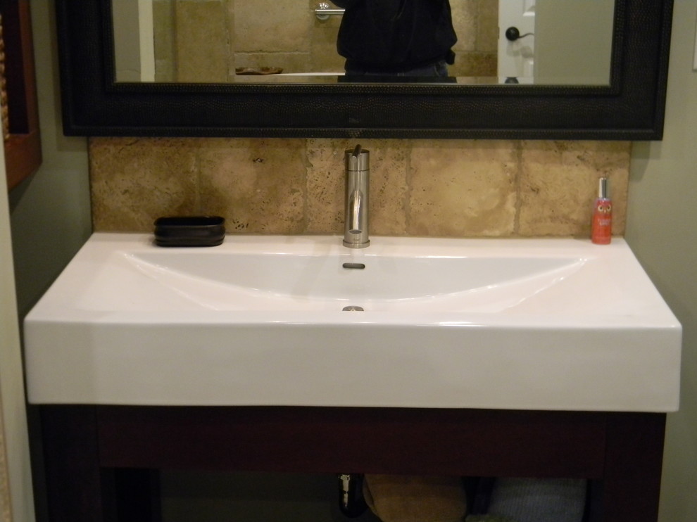 Imagen de cuarto de baño moderno con lavabo integrado, armarios tipo mueble, puertas de armario de madera en tonos medios, baldosas y/o azulejos beige, baldosas y/o azulejos de piedra, paredes beige y suelo de travertino