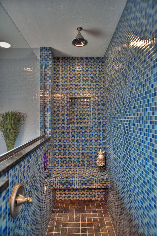 Idée de décoration pour une salle de bain design de taille moyenne avec mosaïque, un placard avec porte à panneau surélevé, des portes de placard blanches, WC séparés, un carrelage bleu, un mur blanc, une vasque, un plan de toilette en granite, une niche et un banc de douche.