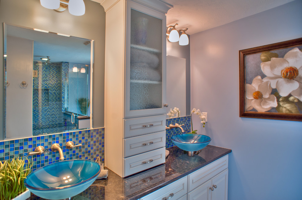 На фото: ванная комната среднего размера в современном стиле с фасадами с выступающей филенкой, белыми фасадами, душем в нише, раздельным унитазом, синей плиткой, плиткой мозаикой, белыми стенами, душевой кабиной, настольной раковиной и столешницей из гранита с