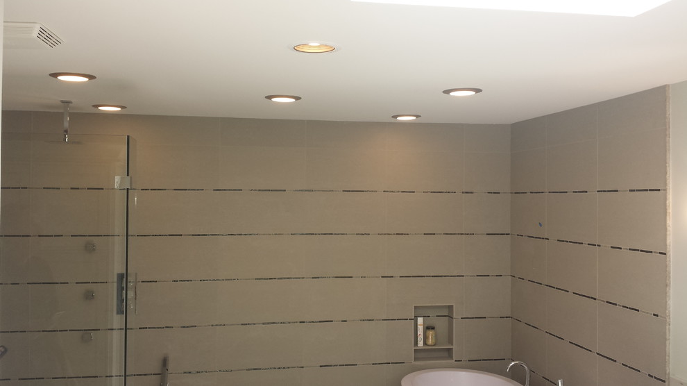 Idées déco pour une grande salle de bain principale classique avec un placard avec porte à panneau encastré, des portes de placard blanches, une baignoire indépendante, une douche à l'italienne, WC à poser, un mur gris, un sol en carrelage de porcelaine, un lavabo encastré et un plan de toilette en marbre.