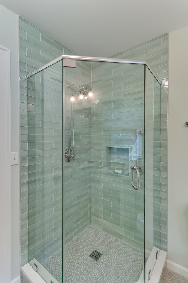 На фото: ванная комната среднего размера в современном стиле с белыми фасадами, угловым душем, раздельным унитазом, серой плиткой, зеленой плиткой, стеклянной плиткой, зелеными стенами, душевой кабиной, врезной раковиной, столешницей из искусственного камня, бежевым полом и душем с распашными дверями