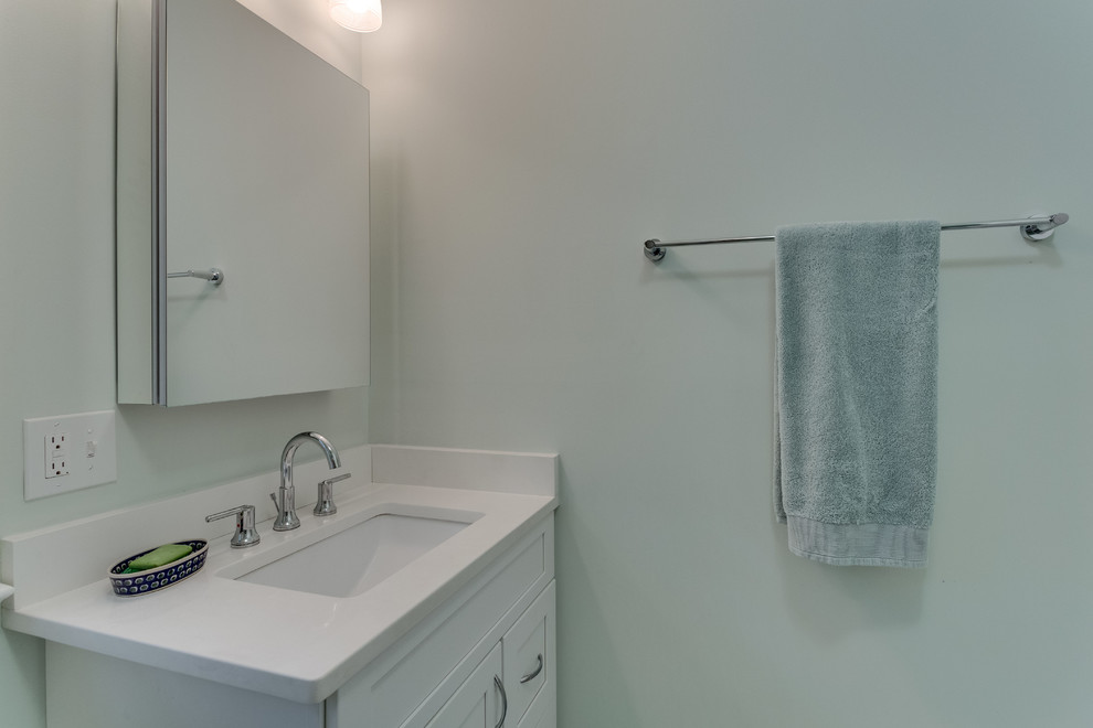 Idéer för mellanstora funkis badrum med dusch, med möbel-liknande, vita skåp, en hörndusch, en toalettstol med separat cisternkåpa, grå kakel, grön kakel, glaskakel, gröna väggar, ett undermonterad handfat, bänkskiva i akrylsten, beiget golv och dusch med gångjärnsdörr