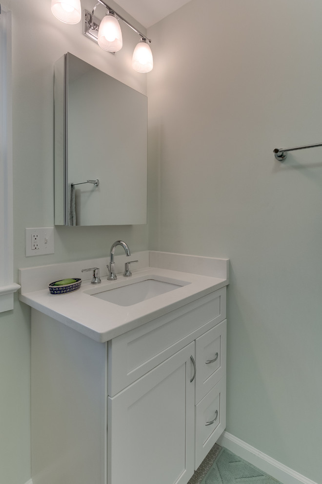 Стильный дизайн: ванная комната среднего размера в современном стиле с фасадами островного типа, белыми фасадами, угловым душем, раздельным унитазом, серой плиткой, зеленой плиткой, стеклянной плиткой, зелеными стенами, душевой кабиной, врезной раковиной, столешницей из искусственного камня, бежевым полом и душем с распашными дверями - последний тренд