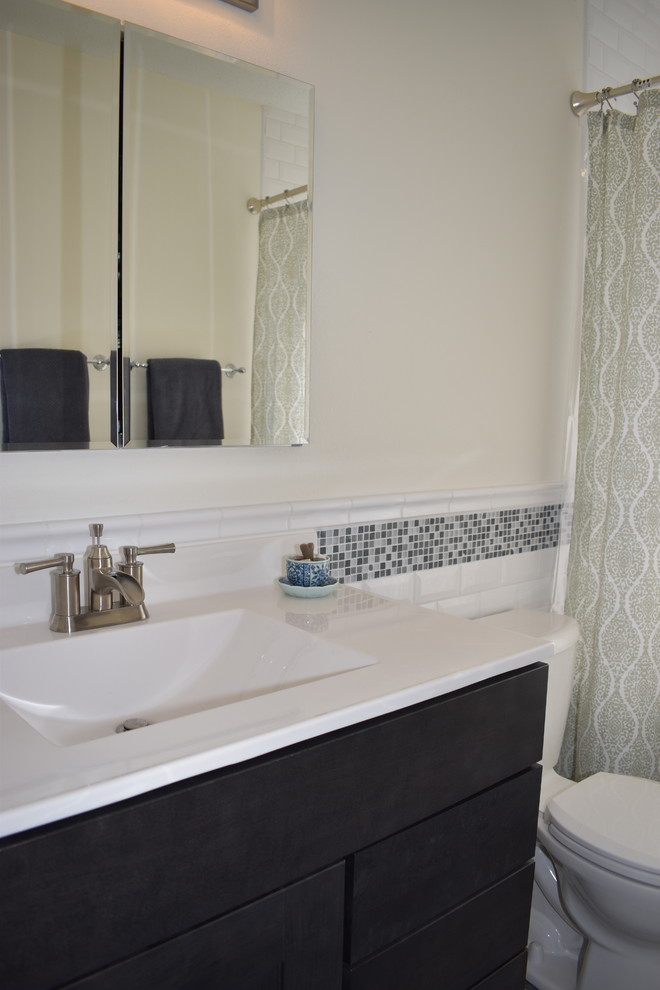 Modelo de cuarto de baño infantil actual pequeño con baldosas y/o azulejos blancos, baldosas y/o azulejos de cemento, paredes blancas y suelo gris