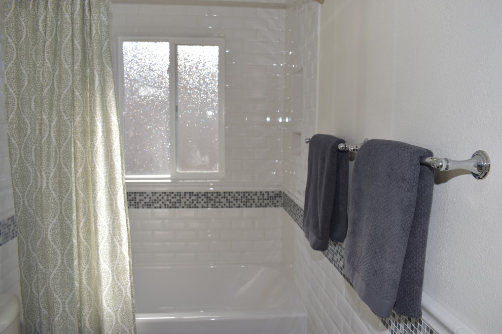 Imagen de cuarto de baño infantil contemporáneo pequeño con baldosas y/o azulejos blancos, paredes blancas, baldosas y/o azulejos de cerámica y suelo gris