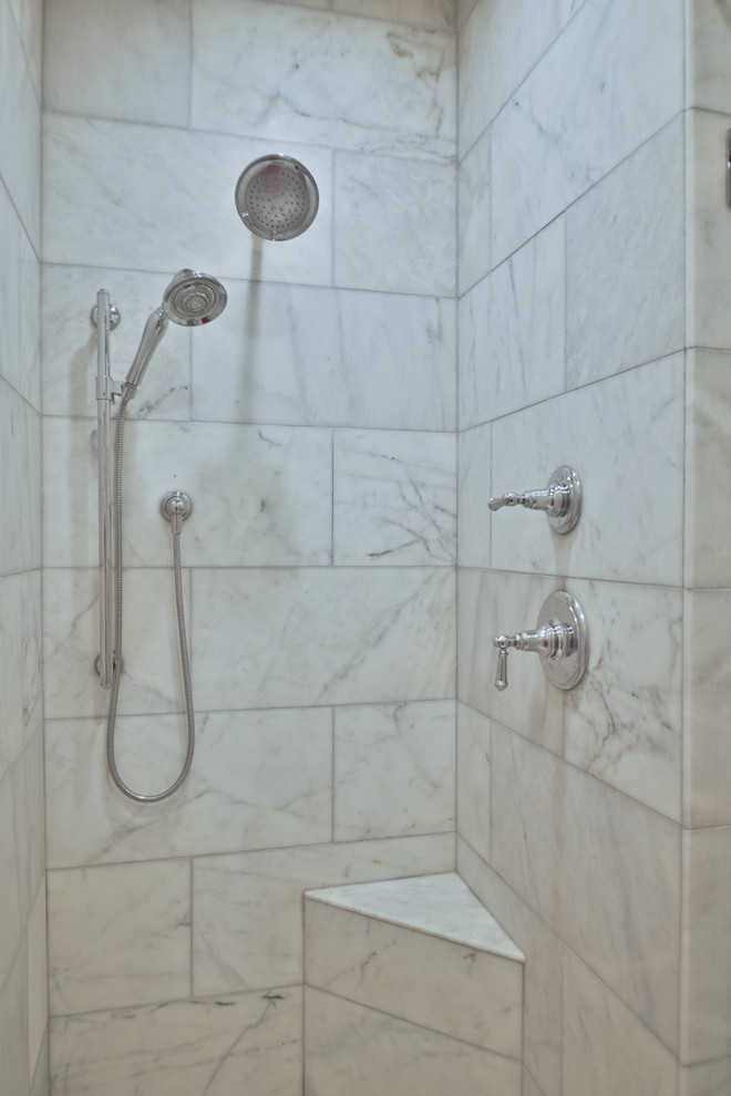 Foto på ett mellanstort funkis vit en-suite badrum, med ett hörnbadkar, en hörndusch, grå kakel, bruna väggar, mellanmörkt trägolv, ett fristående handfat, brunt golv och dusch med gångjärnsdörr