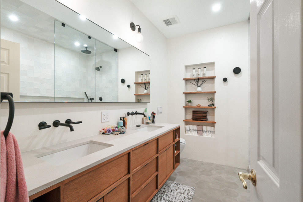 Inspiration pour une salle de bain design en bois brun avec un placard à porte plane, un mur blanc, un lavabo encastré, un sol gris, un plan de toilette blanc et meuble-lavabo suspendu.