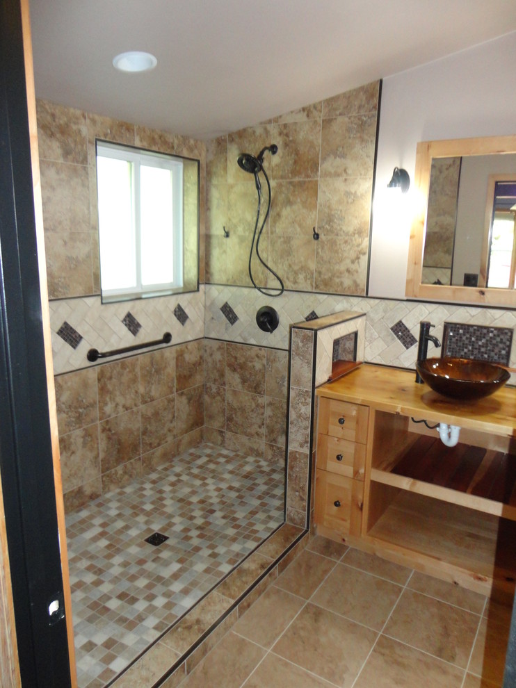 Idéer för ett mellanstort rustikt en-suite badrum, med ett fristående handfat, skåp i ljust trä, träbänkskiva, en öppen dusch, en toalettstol med separat cisternkåpa, beige kakel, porslinskakel, beige väggar och klinkergolv i porslin