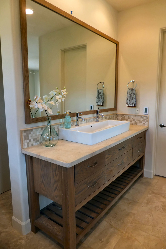 Cette image montre une grande salle de bain principale design en bois clair avec une grande vasque, un placard sans porte, une douche ouverte, un carrelage beige, mosaïque et un mur beige.