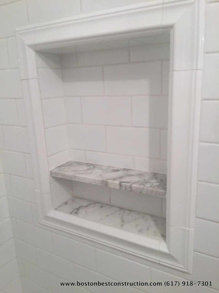 Exemple d'une petite salle de bain principale craftsman avec des portes de placard blanches, un carrelage blanc, un carrelage métro, un sol en carrelage de céramique et un plan de toilette en marbre.