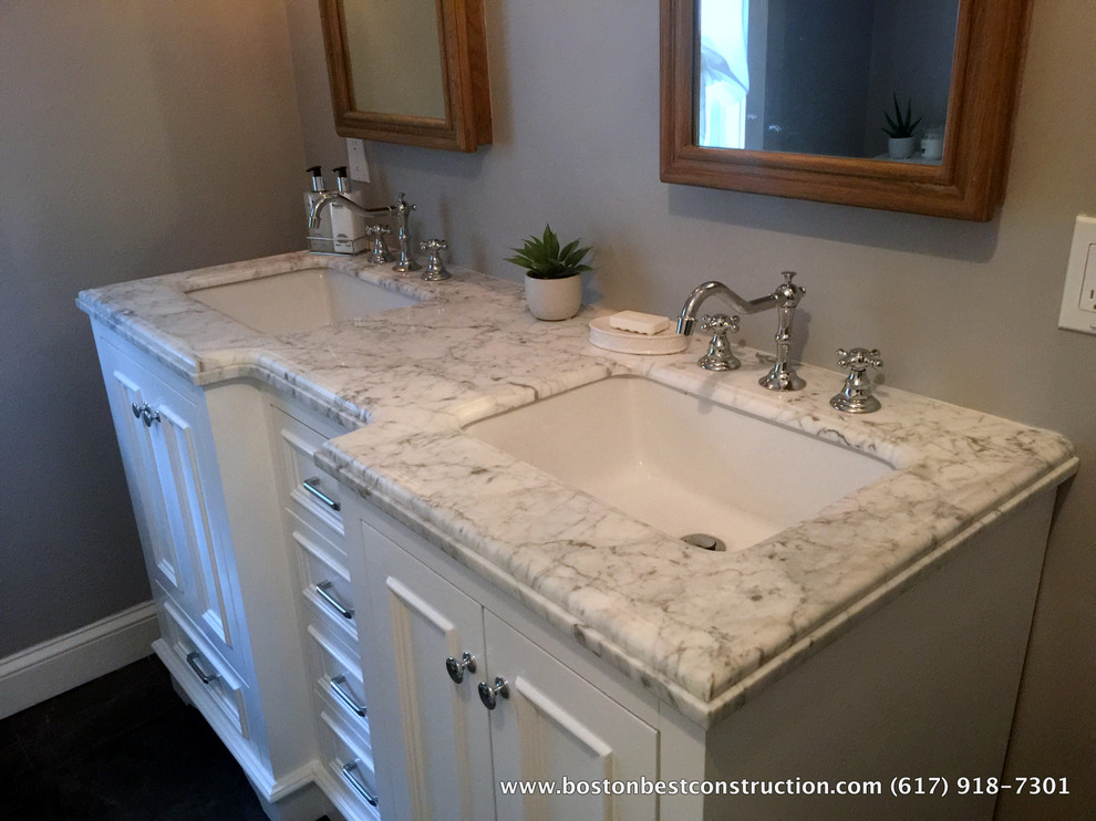Idéer för att renovera ett litet amerikanskt en-suite badrum, med vita skåp, vit kakel, tunnelbanekakel, klinkergolv i keramik och marmorbänkskiva