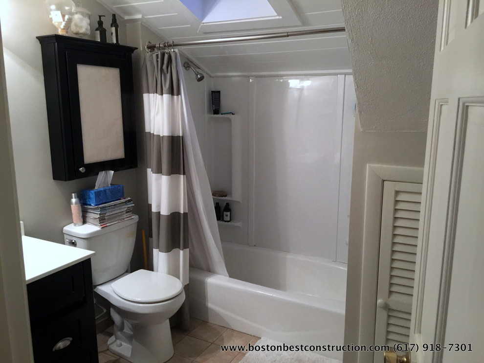 Modelo de cuarto de baño principal de estilo americano pequeño con puertas de armario blancas, baldosas y/o azulejos blancos, baldosas y/o azulejos de cemento, suelo de baldosas de cerámica y encimera de mármol