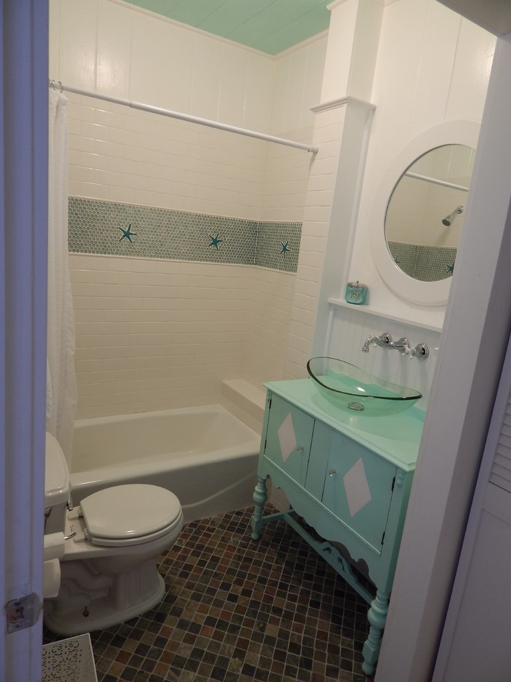 Idées déco pour une petite salle de bain bord de mer avec un plan de toilette en bois, des portes de placard turquoises, un carrelage blanc, un sol en ardoise, des carreaux de céramique, une baignoire posée, WC séparés, une vasque, un mur blanc et un plan de toilette turquoise.