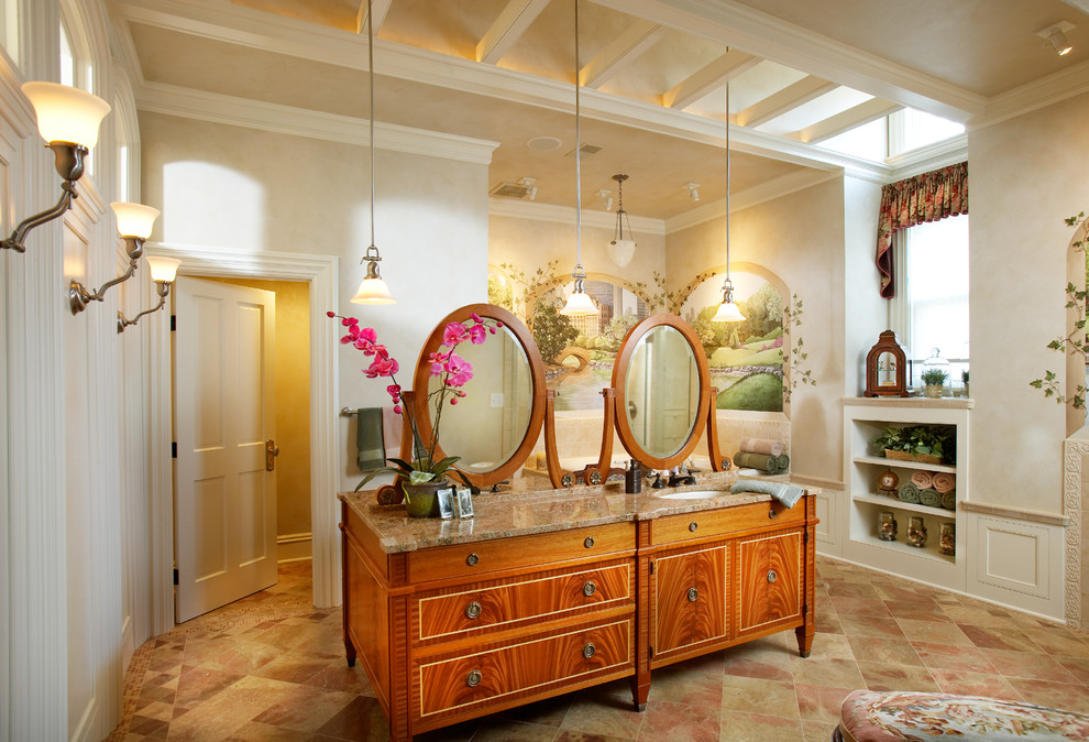 Klassisches Badezimmer En Suite mit Unterbauwaschbecken, hellbraunen Holzschränken, beigen Fliesen, beiger Wandfarbe und flächenbündigen Schrankfronten in Minneapolis