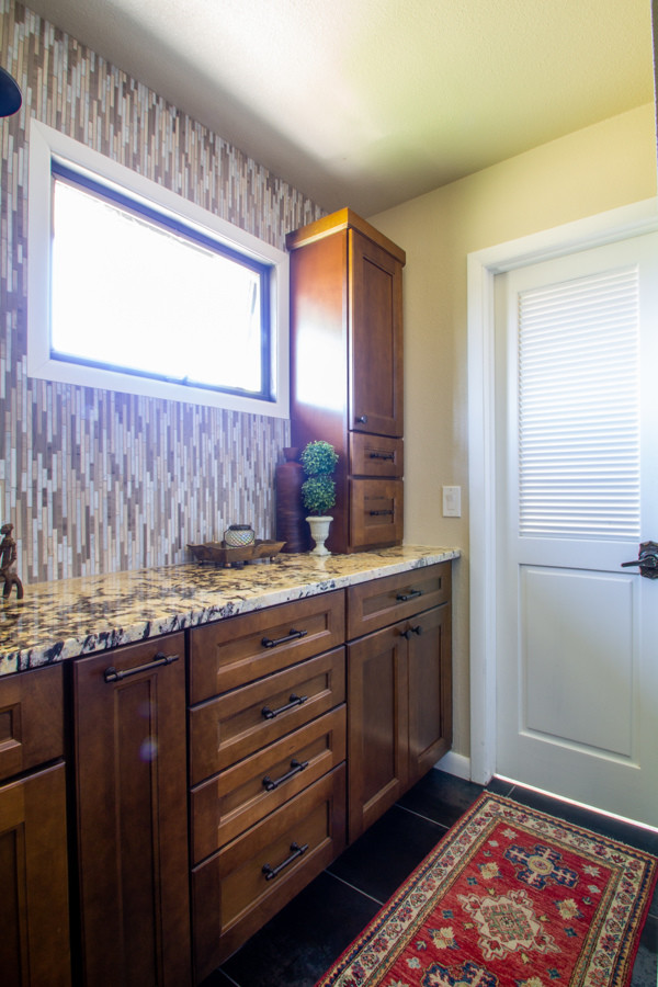 Источник вдохновения для домашнего уюта: маленькая главная ванная комната в стиле неоклассика (современная классика) с фасадами цвета дерева среднего тона, душем в нише, разноцветной плиткой, бежевыми стенами, столешницей из гранита, коричневым полом, душем с распашными дверями, разноцветной столешницей, фасадами с утопленной филенкой, удлиненной плиткой, полом из сланца и врезной раковиной для на участке и в саду