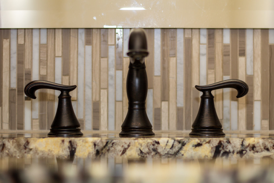Inspiration för små klassiska flerfärgat en-suite badrum, med skåp i mellenmörkt trä, en dusch i en alkov, flerfärgad kakel, beige väggar, granitbänkskiva, brunt golv, dusch med gångjärnsdörr, luckor med infälld panel, stickkakel, skiffergolv och ett undermonterad handfat