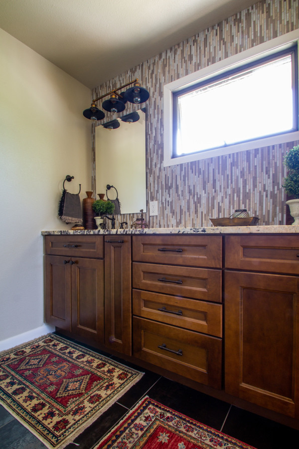 Foto på ett litet vintage flerfärgad en-suite badrum, med skåp i mellenmörkt trä, en dusch i en alkov, flerfärgad kakel, beige väggar, granitbänkskiva, brunt golv, dusch med gångjärnsdörr, luckor med infälld panel, stickkakel, skiffergolv och ett undermonterad handfat