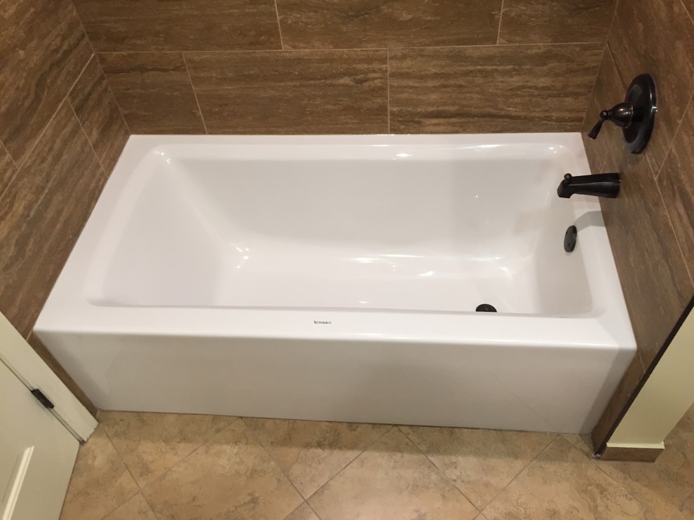 На фото: ванная комната среднего размера в современном стиле с врезной раковиной, столешницей из гранита, ванной в нише, унитазом-моноблоком, керамической плиткой и полом из керамической плитки с