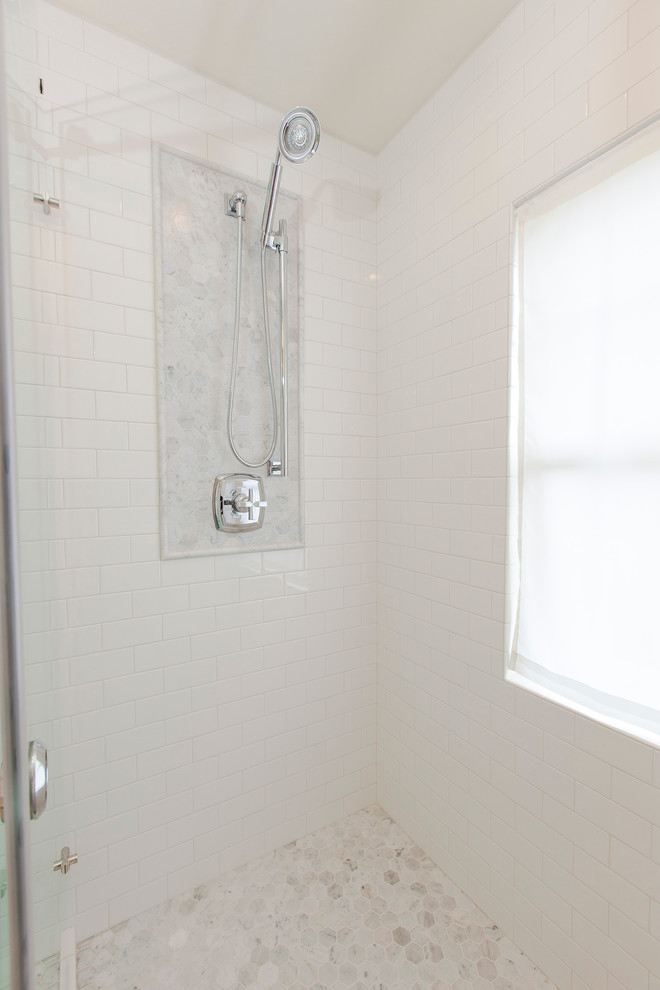 Пример оригинального дизайна: большая главная ванная комната в современном стиле с врезной раковиной, фасадами с утопленной филенкой, белыми фасадами, мраморной столешницей, двойным душем, раздельным унитазом, белой плиткой, керамической плиткой, белыми стенами и полом из керамической плитки