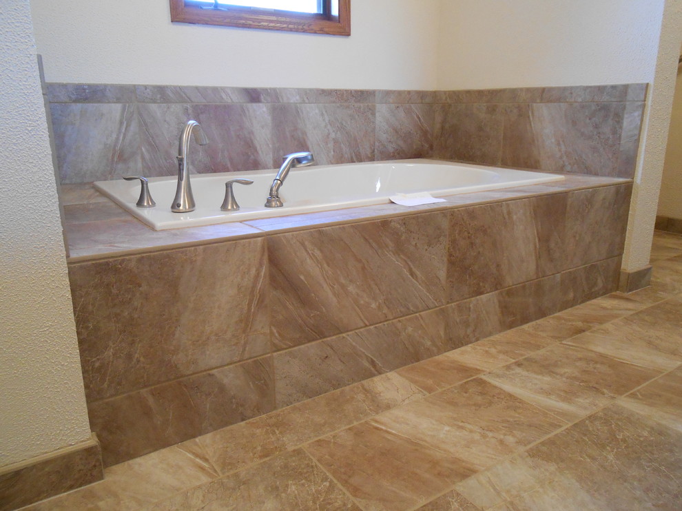 Idéer för ett stort klassiskt en-suite badrum, med ett undermonterad handfat, ett badkar i en alkov, en dusch i en alkov, porslinskakel, vita väggar, klinkergolv i porslin och beige kakel