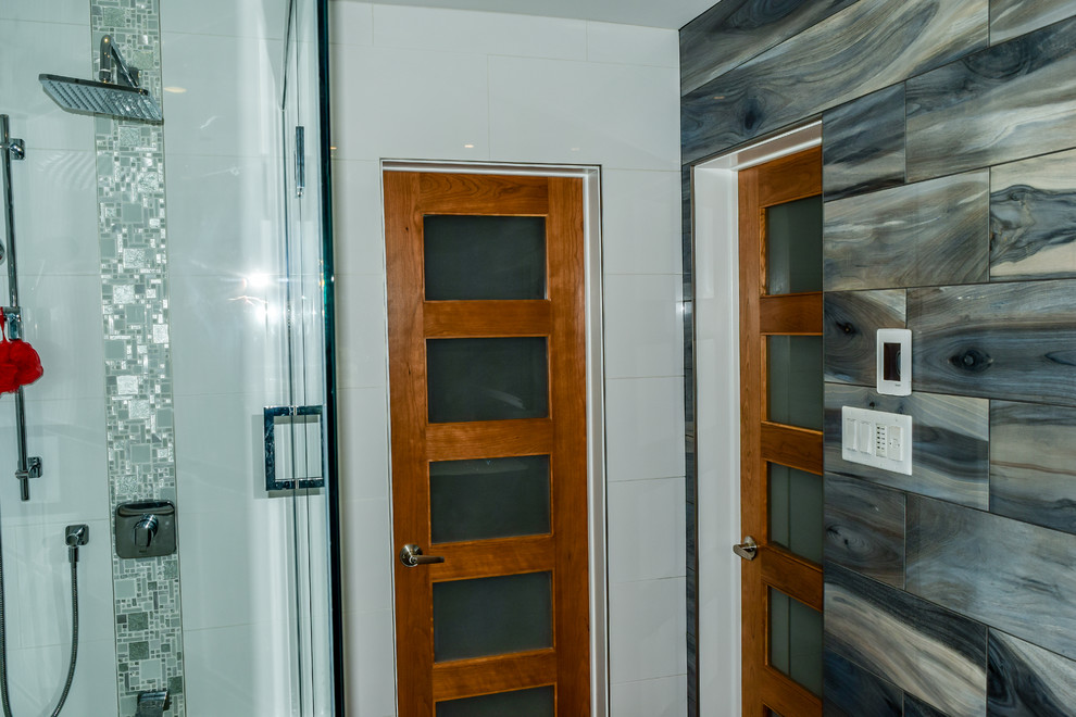 Diseño de cuarto de baño clásico renovado de tamaño medio con armarios con paneles lisos, puertas de armario de madera oscura, ducha empotrada, sanitario de una pieza, baldosas y/o azulejos de cerámica, paredes blancas, suelo de baldosas de cerámica, lavabo bajoencimera y encimera de vidrio