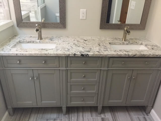 Modern inredning av ett en-suite badrum, med skåp i shakerstil, grå skåp, beige väggar, klinkergolv i porslin, ett undermonterad handfat och granitbänkskiva