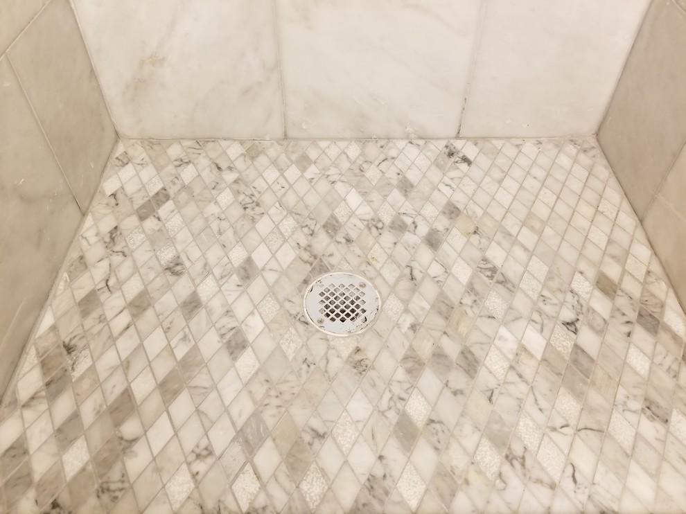 Bild på ett mellanstort vintage en-suite badrum, med vita skåp, en dusch i en alkov, en toalettstol med hel cisternkåpa, vit kakel, marmorkakel, grå väggar, klinkergolv i keramik, ett undermonterad handfat, granitbänkskiva, beiget golv och dusch med gångjärnsdörr