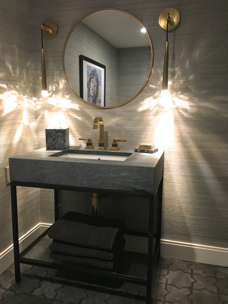 Inspiration för små moderna badrum, med grå väggar, klinkergolv i terrakotta, ett nedsänkt handfat, marmorbänkskiva och svart golv