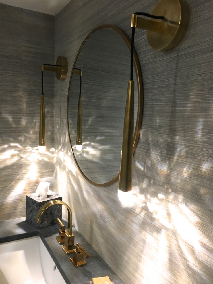 Ispirazione per una piccola stanza da bagno contemporanea con pareti grigie, lavabo da incasso, top in marmo e porta doccia a battente