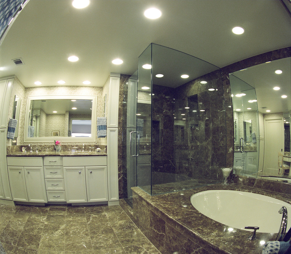 Идея дизайна: большая главная ванная комната в классическом стиле с врезной раковиной, фасадами с утопленной филенкой, белыми фасадами, столешницей из гранита, полновстраиваемой ванной, душем над ванной, разноцветной плиткой, плиткой из листового камня, белыми стенами и мраморным полом