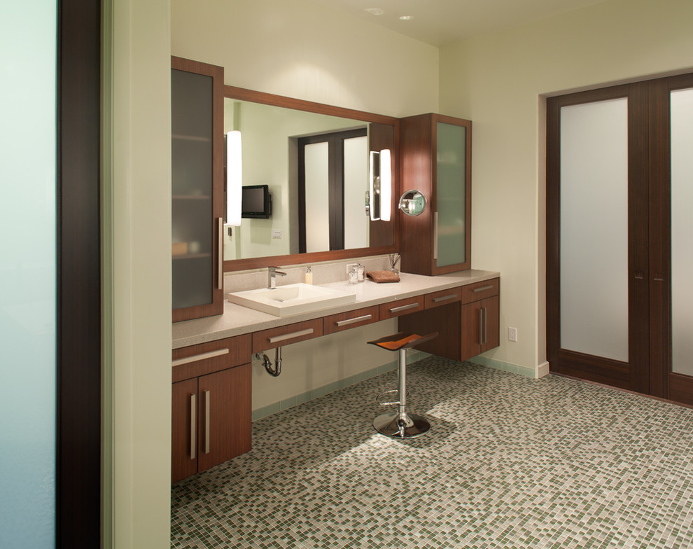 Cette image montre une grande salle de bain principale design en bois brun avec un placard à porte vitrée, un carrelage multicolore, un mur beige et un sol en carrelage de terre cuite.