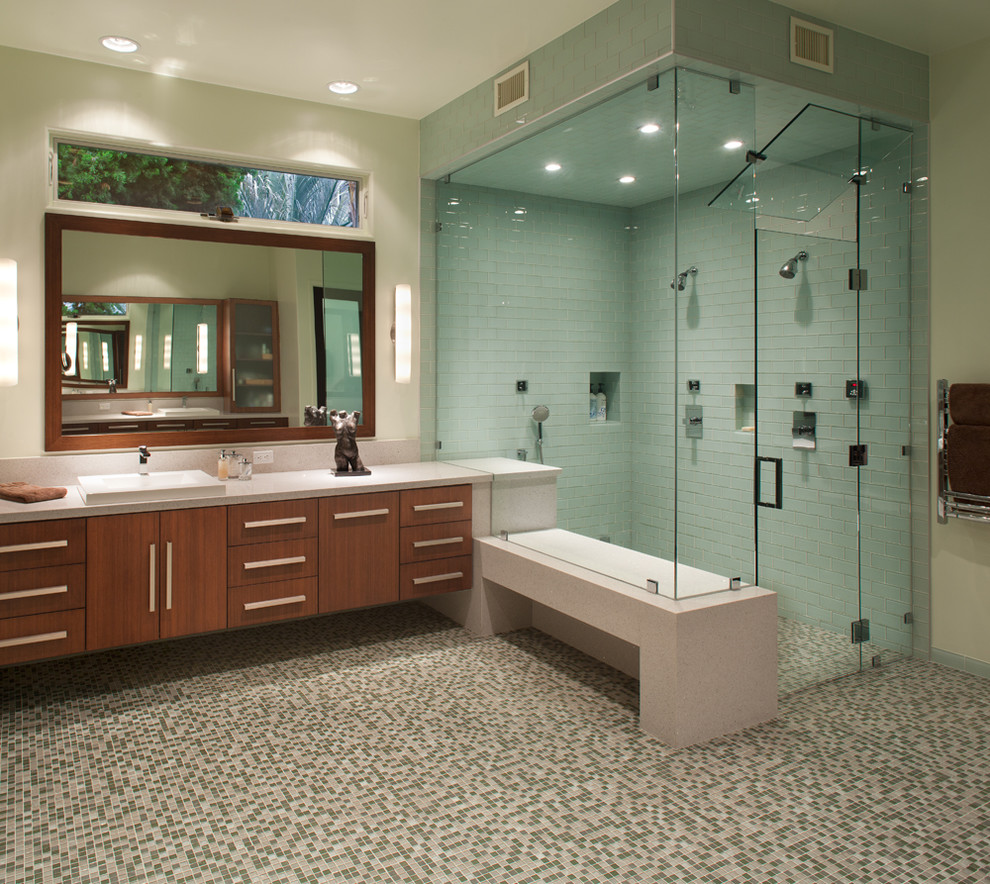 Aménagement d'une grande salle de bain principale contemporaine en bois brun avec mosaïque, un placard à porte plane, un carrelage multicolore, un mur beige, un sol en carrelage de terre cuite et un lavabo posé.